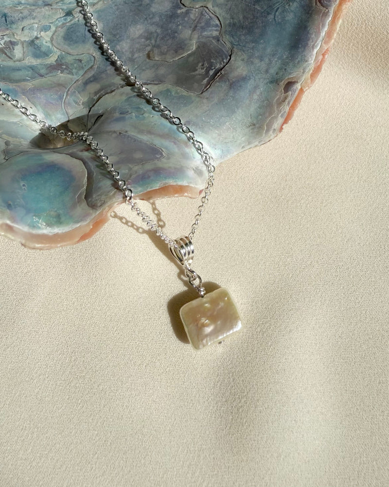 ELOWEN PEARL NECKLACE