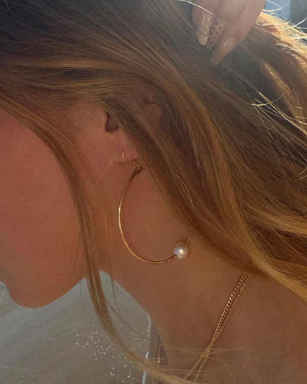 GARDENIA PEARL HOOP EARRINGS
