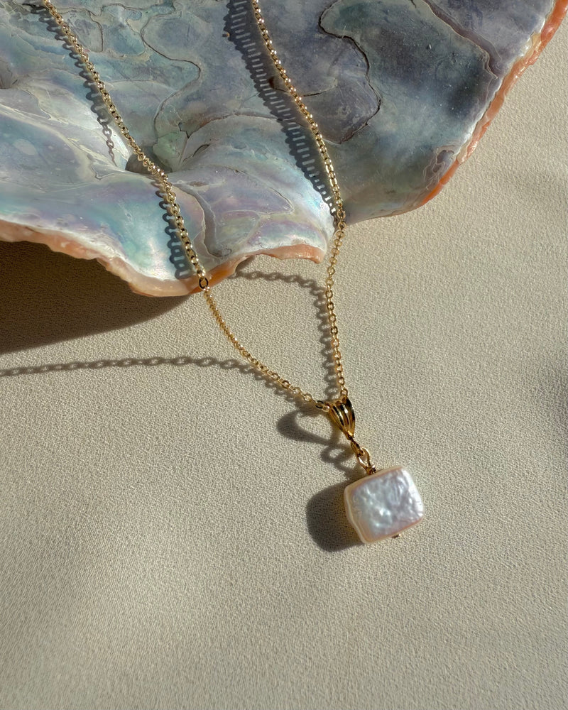 ELOWEN PEARL NECKLACE