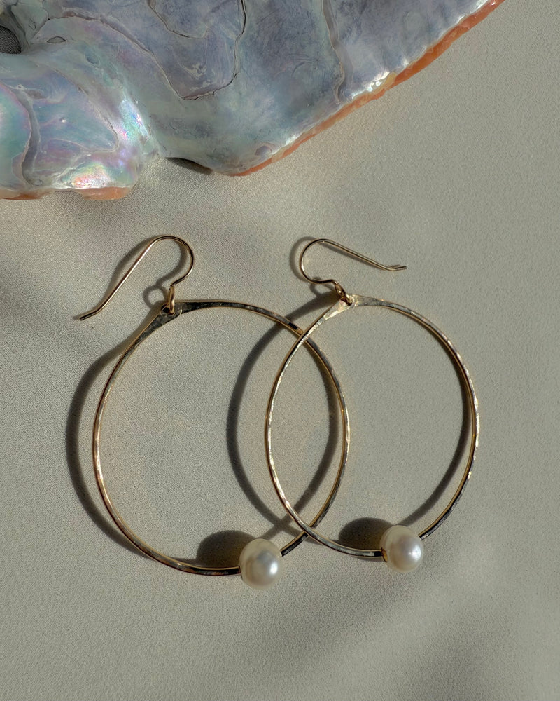 GARDENIA PEARL HOOP EARRINGS